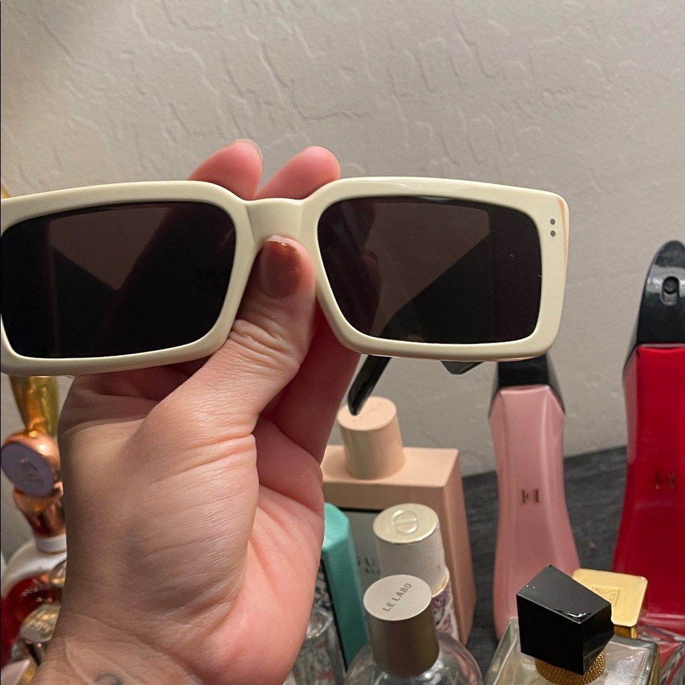 Gucci Black and Cream Sunglasses - Picture 3 of 7